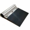 RASCHIA TAGLIA IMPASTO IN ACCAIO BLU TEMPERATO CON MANICO IN LAMIERA ALLUMINATA RASCHIA PER USO PROFESSIONALE, USATA PER IL TAGLIO DELL’IMPASTO E LA PULIZIA DEL BANCO DA LAVORO. SI SCONSIGLIA IL LAVAGGIO DEL PRODOTTO CON ACQUA, DOPO L’UTILIZZO VA LAVATA CON DELLA CARTA DA CUCINA. DISPONIBILE IN DUE MISURE DELLA LAMA, LAMA DA 13CM- LAMA DA 20CM
