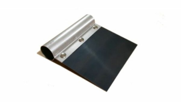 RASCHIA TAGLIA IMPASTO IN ACCAIO BLU TEMPERATO CON MANICO IN LAMIERA ALLUMINATA RASCHIA PER USO PROFESSIONALE, USATA PER IL TAGLIO DELL’IMPASTO E LA PULIZIA DEL BANCO DA LAVORO. SI SCONSIGLIA IL LAVAGGIO DEL PRODOTTO CON ACQUA, DOPO L’UTILIZZO VA LAVATA CON DELLA CARTA DA CUCINA. DISPONIBILE IN DUE MISURE DELLA LAMA, LAMA DA 13CM- LAMA DA 20CM