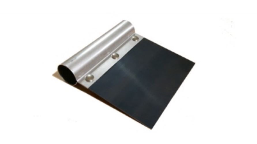 RASCHIA TAGLIA IMPASTO IN ACCAIO BLU TEMPERATO CON MANICO IN LAMIERA ALLUMINATA RASCHIA PER USO PROFESSIONALE, USATA PER IL TAGLIO DELL’IMPASTO E LA PULIZIA DEL BANCO DA LAVORO. SI SCONSIGLIA IL LAVAGGIO DEL PRODOTTO CON ACQUA, DOPO L’UTILIZZO VA LAVATA CON DELLA CARTA DA CUCINA. DISPONIBILE IN DUE MISURE DELLA LAMA, LAMA DA 13CM- LAMA DA 20CM